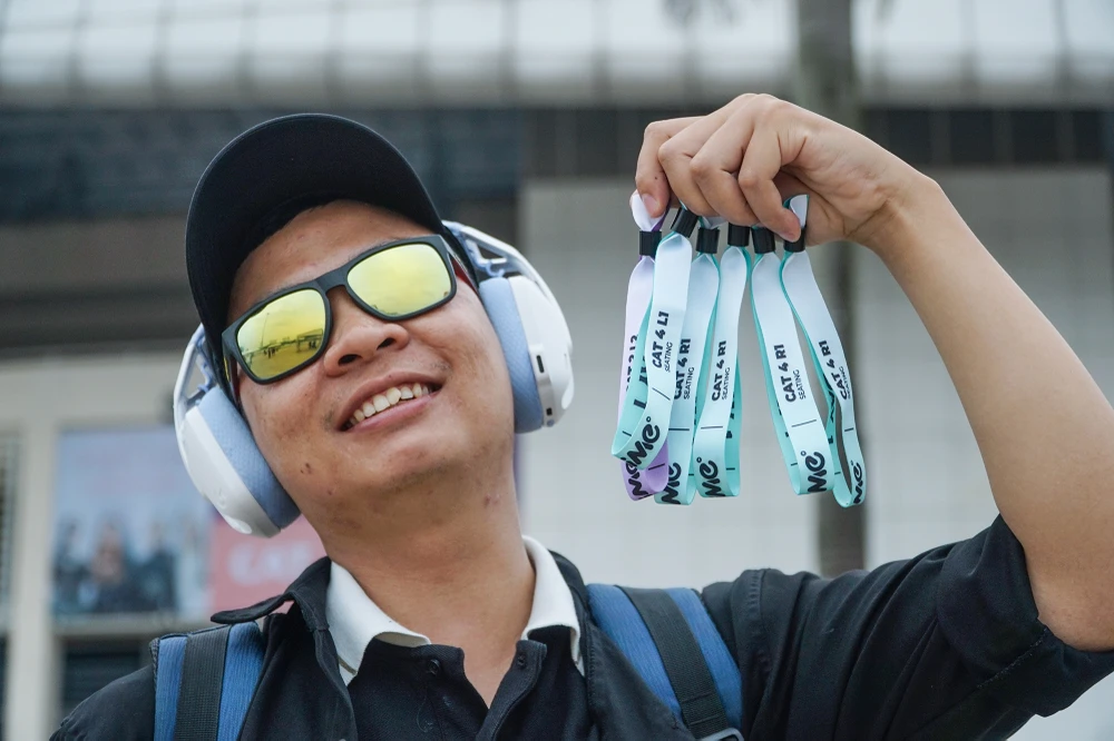 Bạn Nguyễn Minh Đức (Ngụ ở Vũng Tàu) nói vui: "Em nhịn ăn mì tôm và đi xuyên Việt để có tiền mua vé... Ngày mai em sẽ cùng nhóm bạn của mình tụ hội để xem BlackPink biểu diễn".