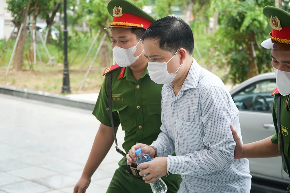 Bị cáo Phạm Trung Kiên, cựu thư ký Thứ trưởng Bộ Y tế, bị cáo buộc đã nhận hối lộ 253 lần, số tiền 42,6 tỉ đồng và bị VKS đề nghị mức án tử hình.