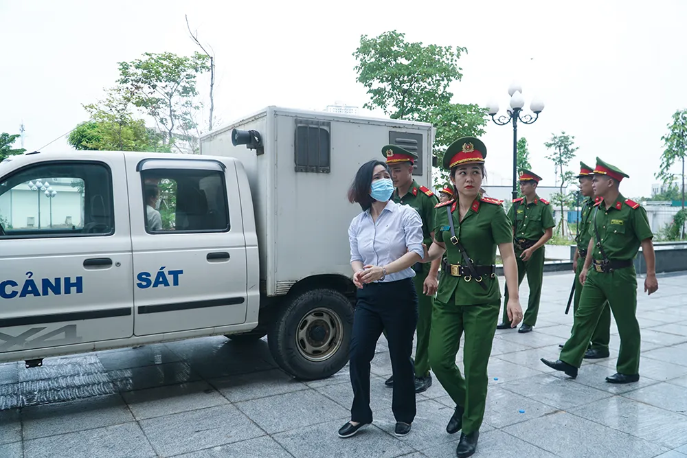 Gần 14 giờ chiều, xe của cảnh sát nối đuôi nhau xếp hàng để dẫn giải các bị cáo tới tòa.