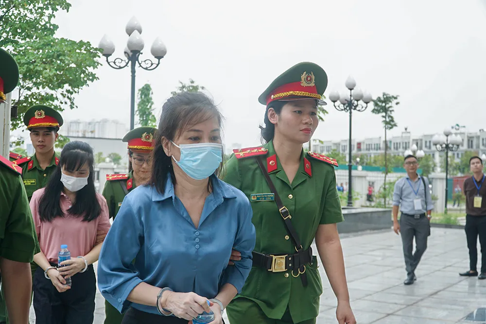 Các bị cáo bị xét xử về 5 tội danh đưa, nhận, môi giới hối lộ, lợi dụng chức vụ quyền hạn trong khi thi hành công vụ, lừa đảo chiếm đoạt tài sản.