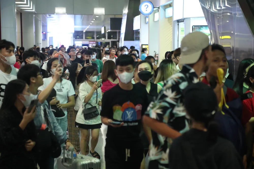 Vào khoảng 22 giờ ngày 28-7, có rất đông người hâm mộ đổ về sảnh T2, sân bay Nội Bài để chờ đón thần tượng.