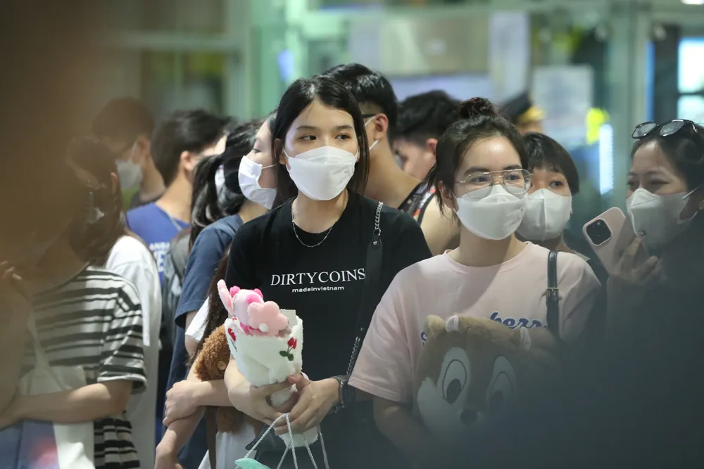 Sự hồi hộp lộ trên khuôn mặt mỗi người.