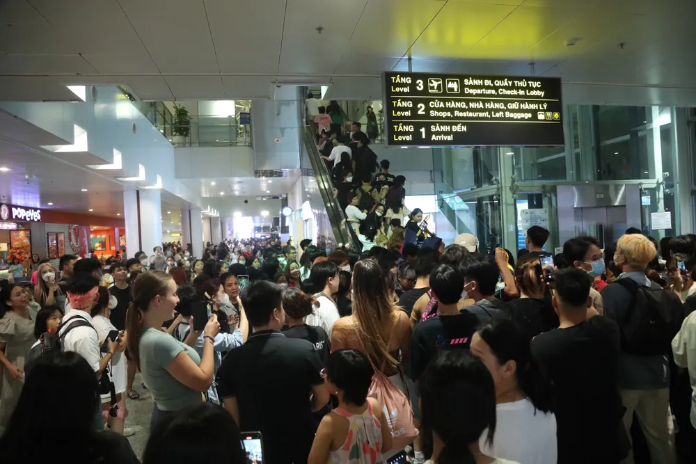 Để chuẩn bị cho hai đêm diễn vào ngày 29 và 30-7, tối 28-7, nhóm BlackPink đổ bộ sân bay quốc tế Gimpo (Hàn Quốc), khởi hành sang Việt Nam.