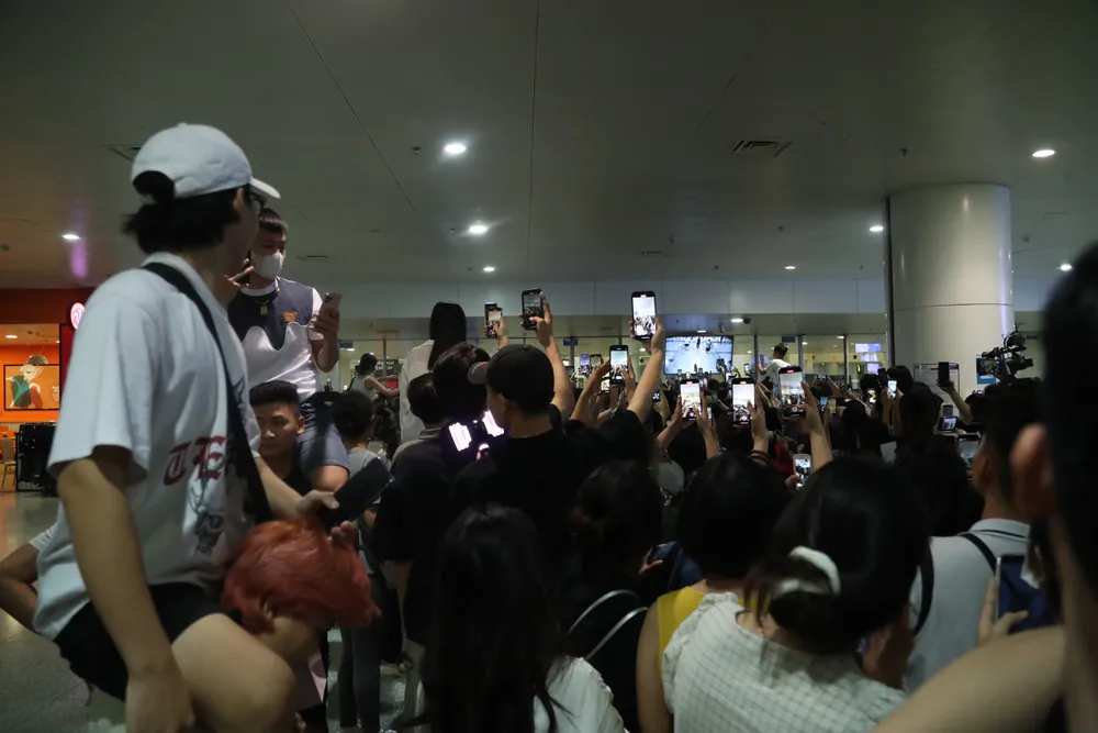 Theo ghi nhận vào đêm qua tại sân bay Quốc tế Nội Bài, nhiều khán giả đa phần là giới trẻ đã tới đây để chào đón nhóm nhạc BlackPink.