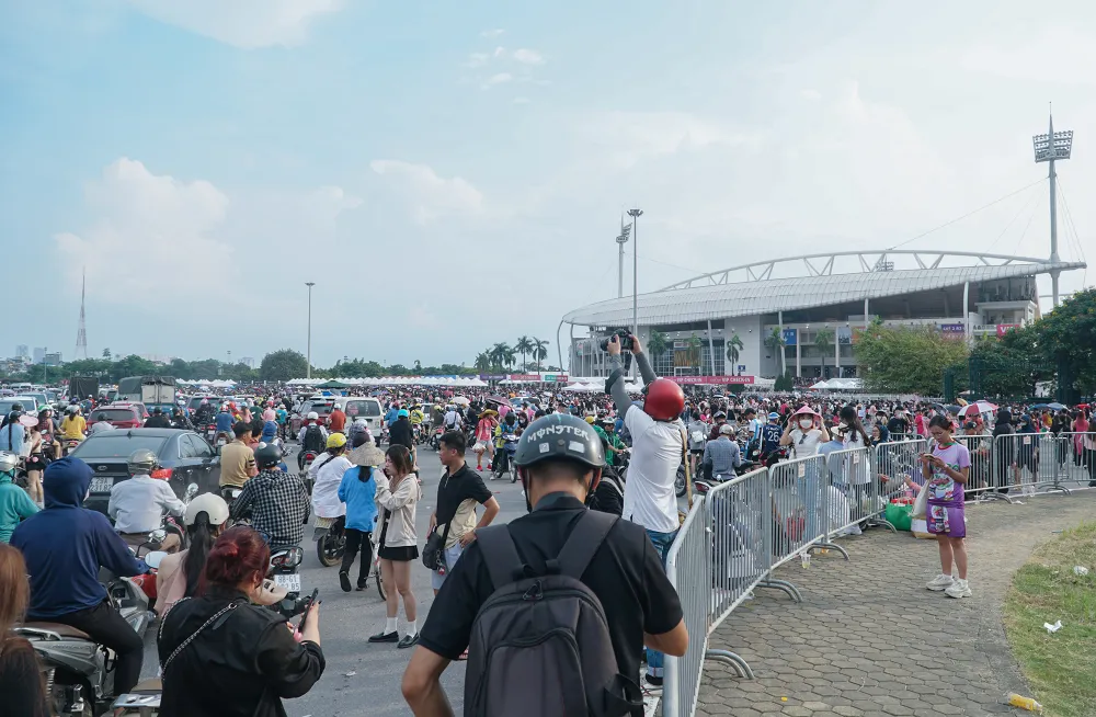 Ở Việt Nam, nhiều người hâm mộ nhóm nhạc Blackpink, chính vì vậy trước giờ &quot;G&quot; dòng người đổ về đây để tham dự chương trình.