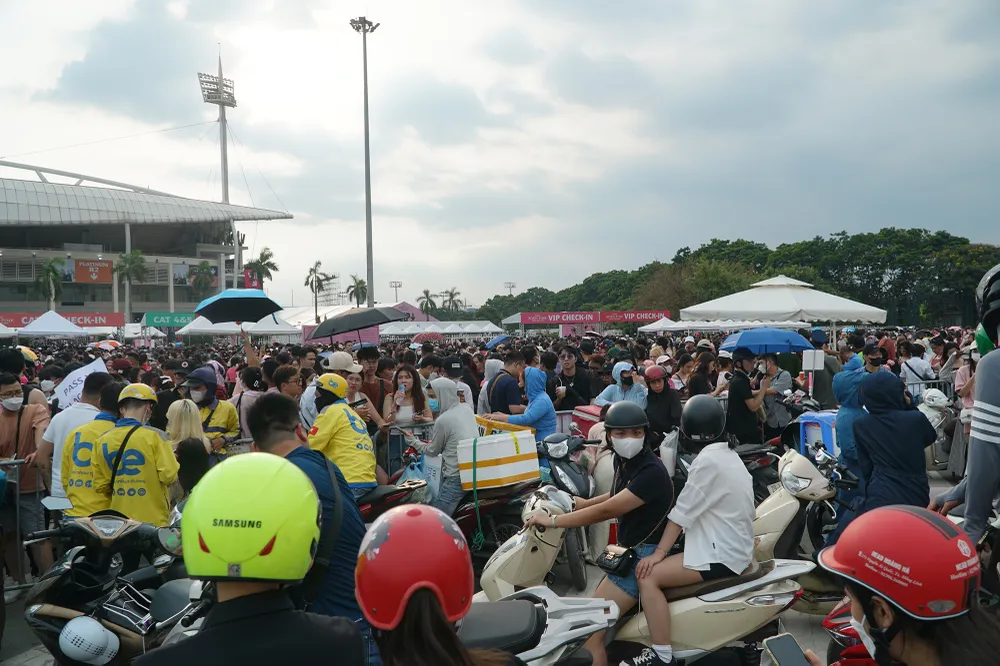 Để tạo điều kiện cho khán giả tới tham dự, lực lượng chức năng đã ngăn một làn đường gần khu vực sân vận động Mỹ Đình, phần còn lại chia làm hai làn.