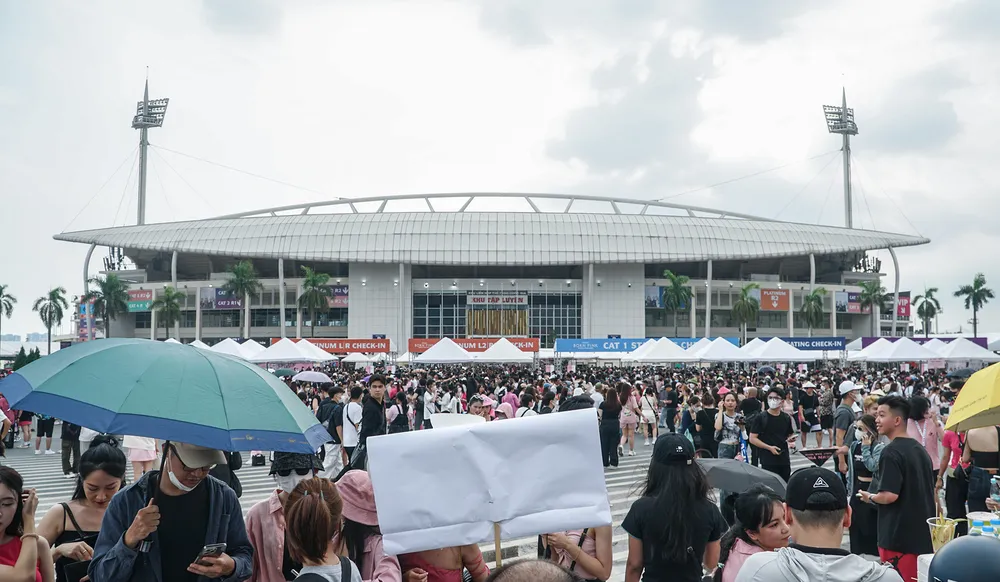 Ngay từ đầu chiều nay, nhiều khán giả đã tới khu vực sân vận động để tham dự biểu biểu diễn đầu tiên. Ngay từ đầu chiều nay, nhiều khán giả đã tới khu vực sân vận động để tham dự biểu biểu diễn đầu tiên.