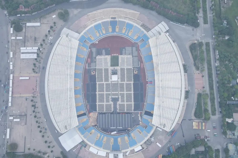 Sân khấu nổi bật với tông màu đen chủ đạo phía trước khán đài C. Sân khấu nổi bật với tông màu đen chủ đạo phía trước khán đài C.