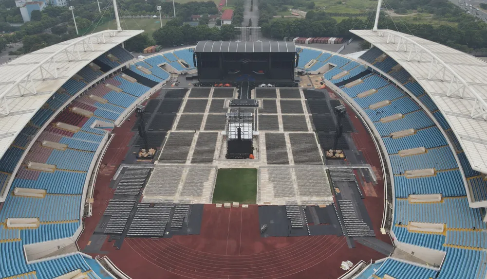 Mặt sân Mỹ Đình được trải tấm fuvi để không làm hư hại bề mặt cỏ. Mặt sân Mỹ Đình được trải tấm fuvi để không làm hư hại bề mặt cỏ.