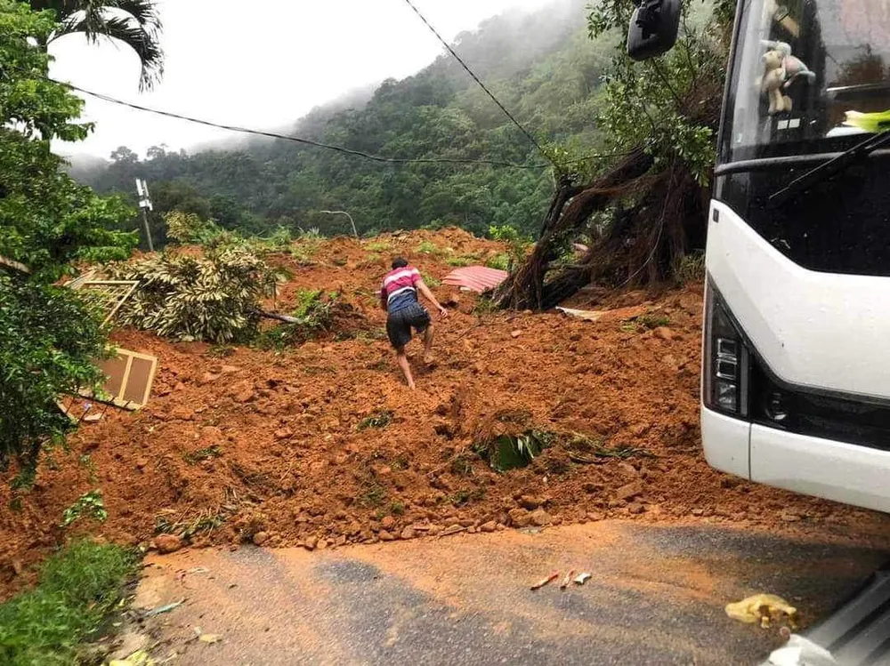 Khu vực xảy ra sạt lở khiến 3 CSGT và 1 người dân bị mất tích. Ảnh CA Khu vực xảy ra sạt lở khiến 3 CSGT và 1 người dân bị mất tích. Ảnh CA