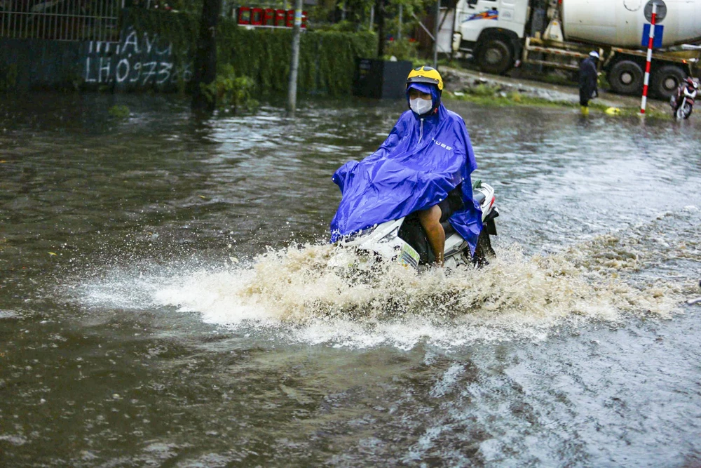 Và thực tế là, nội thành Hà Nội và vùng lân cận đã có trận mưa với lượng mưa phổ biến 20 - 40mm, có nơi trên 100mm.