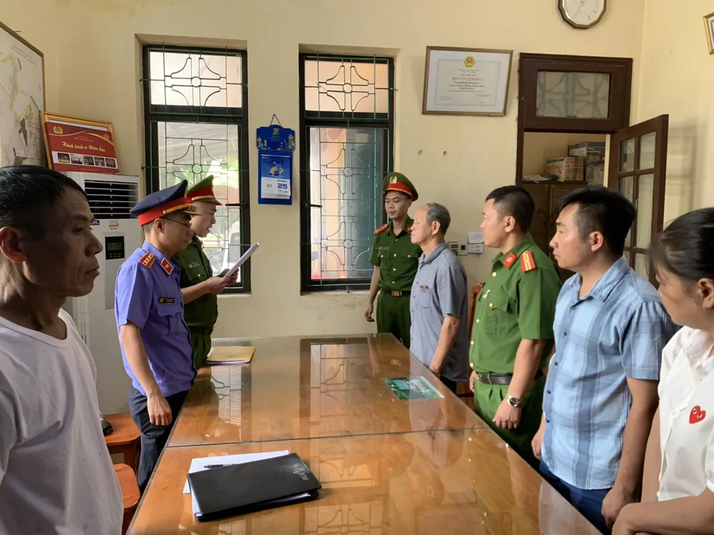 Cơ quan CSĐT Công an tỉnh Hà Nam tống đạt các quyết định đối với Phạm Gia Luật. Ảnh: CA