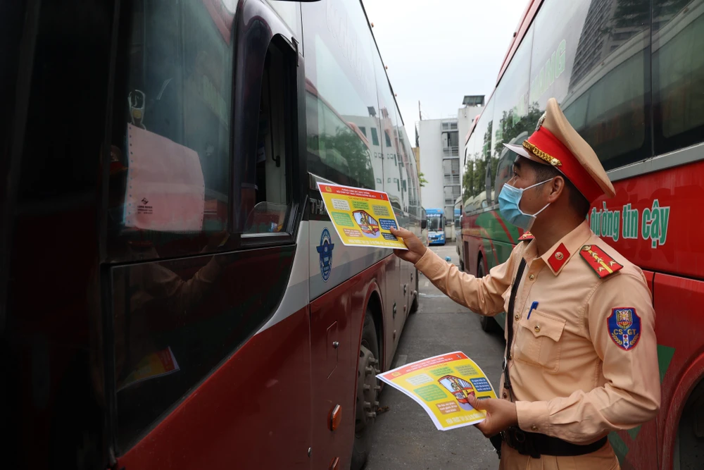 Lực lượng CSGT phát những tờ tuyên truyền về các hành vi nghiêm cấm khi lái xe.