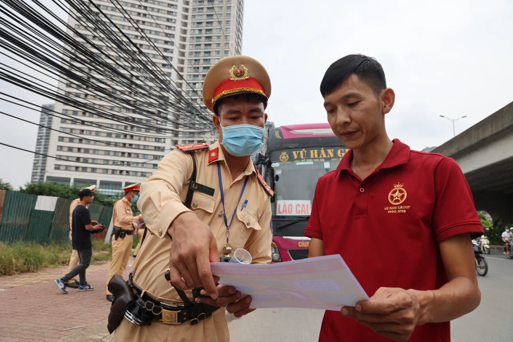 Trên đường Phạm Hùng, chỉ trong ít phút ra quân, lực lượng đã dừng xe, kiểm tra hàng loạt xe khách, xe container.