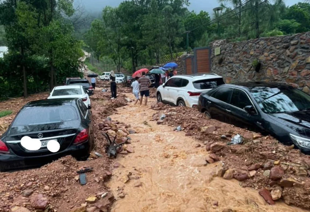 Hình ảnh nhiều ô tô "chôn chân" không thể di chuyển được lan truyền trên mạng. Ảnh MXH