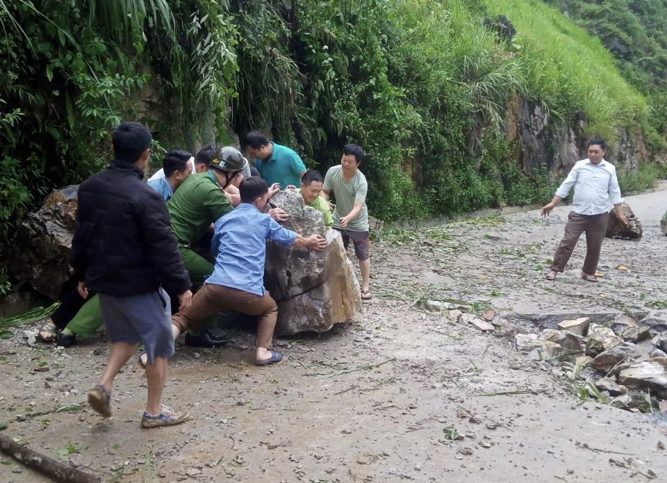 Lực lượng Công an cùng người dân dọn dẹp hiện trường. Ảnh: CACC