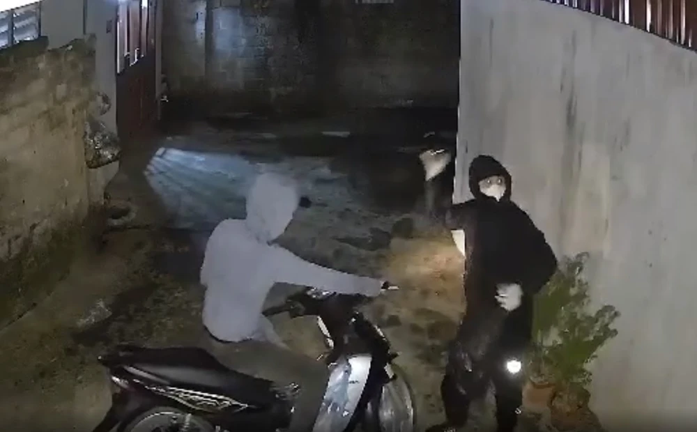 Hình ảnh nhóm người ném chất bẩn vào gia đình chị C được camera an ninh ghi lại.