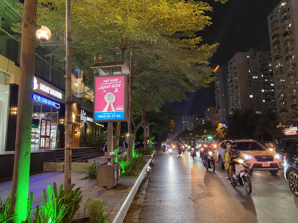 Những thùng rác công nghệ góp phần làm cho Hà Nội trở nên xanh, sạch đẹp mỗi ngày. Ảnh Văn Nam