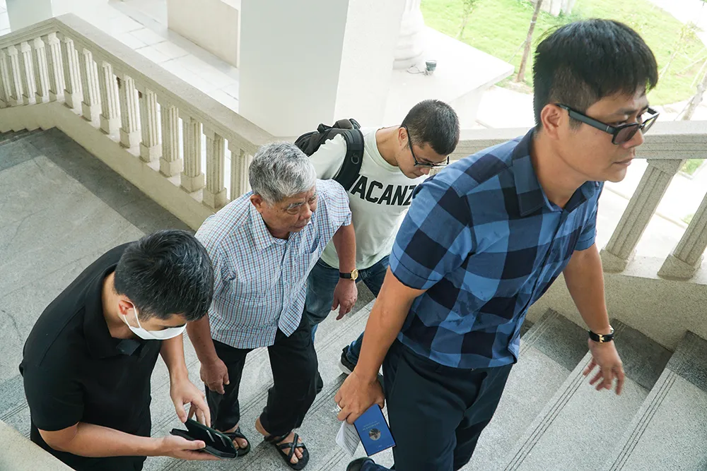 Gần 9 giờ sáng, bị cáo Lê Thanh Thản (được tại ngoại) đi cùng người thân tới phiên tòa.