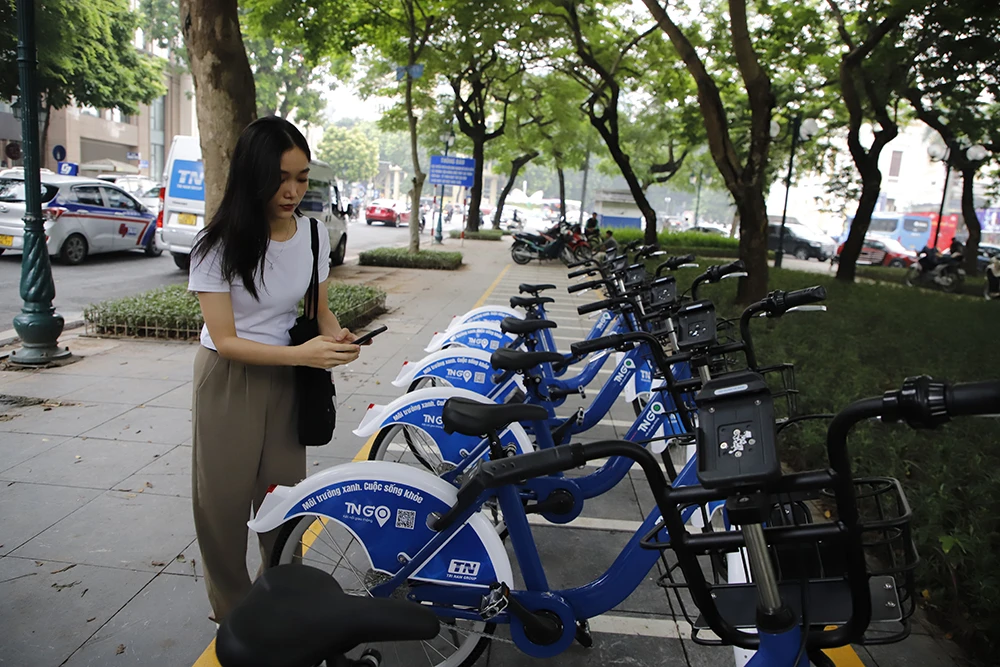 Theo ghi nhận, xe đạp công cộng được đưa vào hoạt động thử nghiệm tại 78 vị trí trên địa bàn 6 quận, bắt đầu từ Công viên Lê-nin và vườn hoa 19-8, Hà Nội.