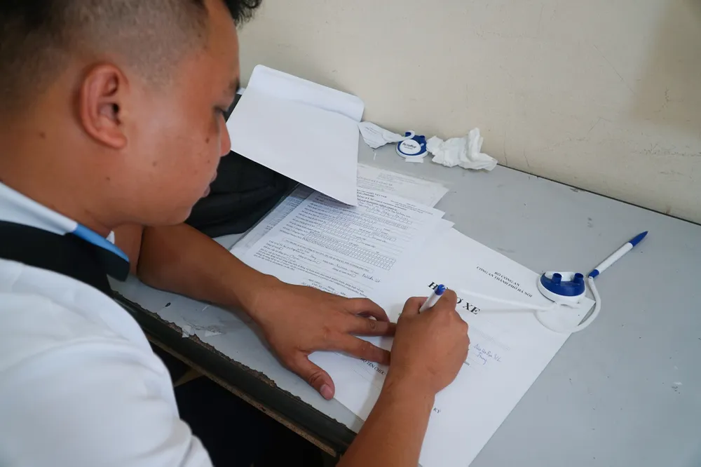 Người dân khai các thông tin cần thiết trong hồ sơ xe khi làm thủ tục. Người dân khai các thông tin cần thiết trong hồ sơ xe khi làm thủ tục.