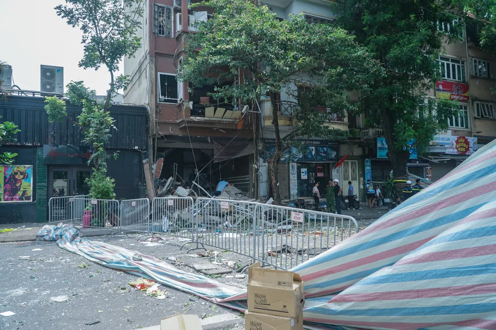 Khoảng 10 giờ sáng nay, người dân lưu thông trên đường Yên Phụ, giật mình vì một tiếng nổ lớn từ một ngôi nhà trên phố. Vị trí vụ nổ được xác định tại số nhà 42 Yên Phụ.