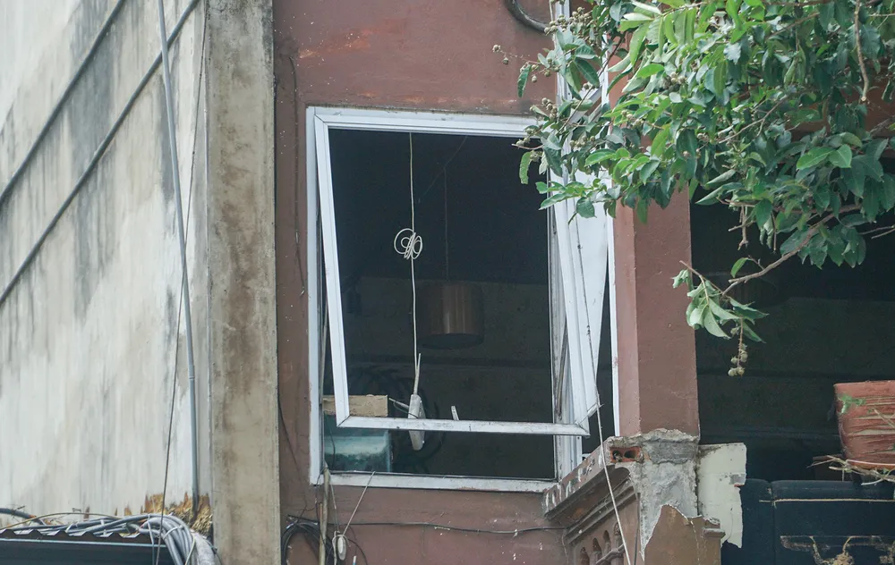 Hình ảnh cửa kính tầng 2 của ngôi nhà &quot;trơ xương&quot; sau vụ nổ.