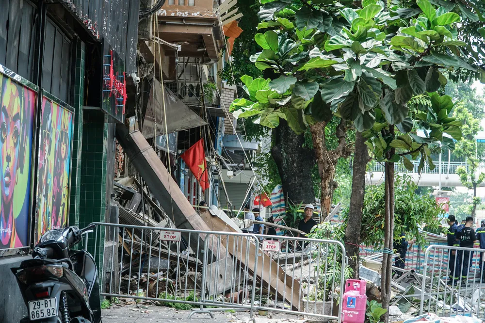 Sau vụ nổ, kết cấu của căn nhà bị ảnh hưởng nghiêm trọng.