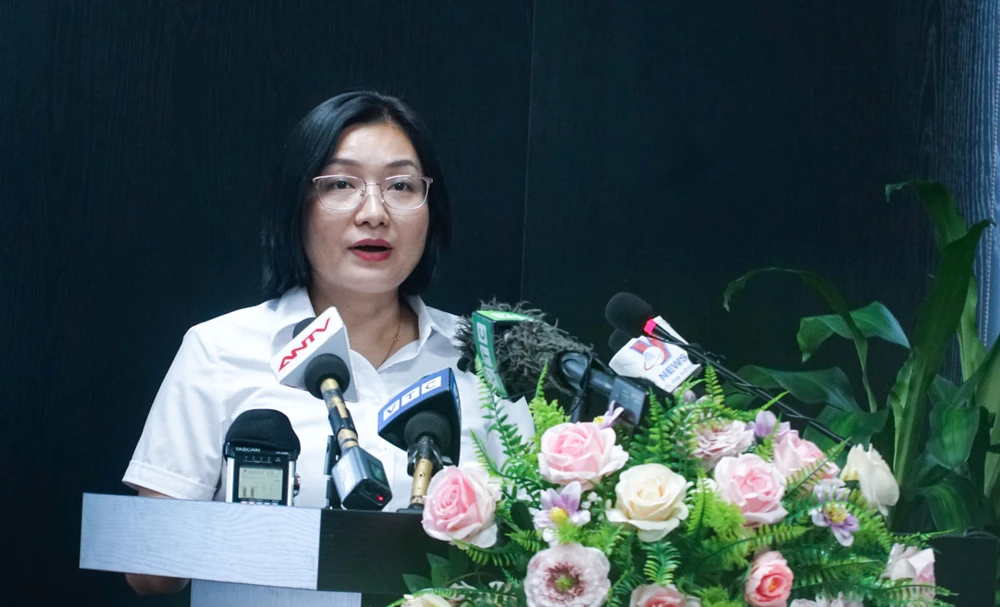 Ngay trong chiều cùng ngày, bà Lâm Thị Mai Anh, Giám đốc VPA đã thông tin cho báo chí sau sự cố kỹ thuật trong phiên đấu giá biển số xe ô tô. Ảnh: PHI HÙNG