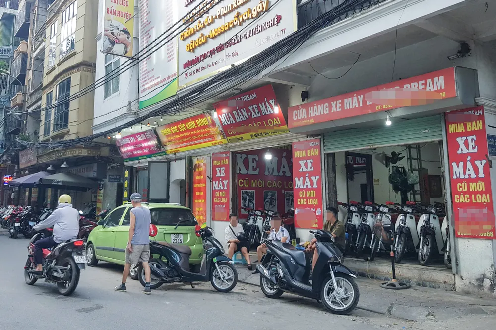 Nhân viên mua bán xe cũ lo thất nghiệp vì vắng khách. Ảnh PHI HÙNG