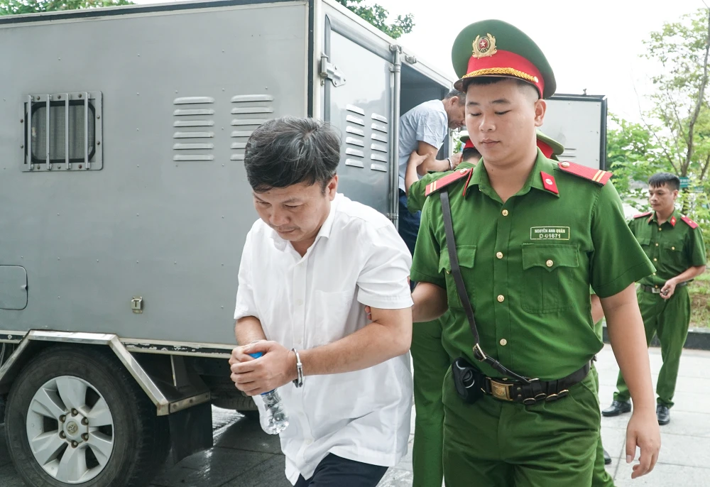 Bị cáo Vũ Kiên Trung (cựu chủ tịch Công ty THHH MTV Công viên cây xanh Hà Nội) khai vào các dịp lễ, tết từ năm 2016 - 2018 đã nhiều lần đưa tổng cộng 2,6 tỉ đồng cho ông Chung để cảm ơn đã tạo điều kiện, chỉ đạo các sở, ngành đặt hàng cây xanh.