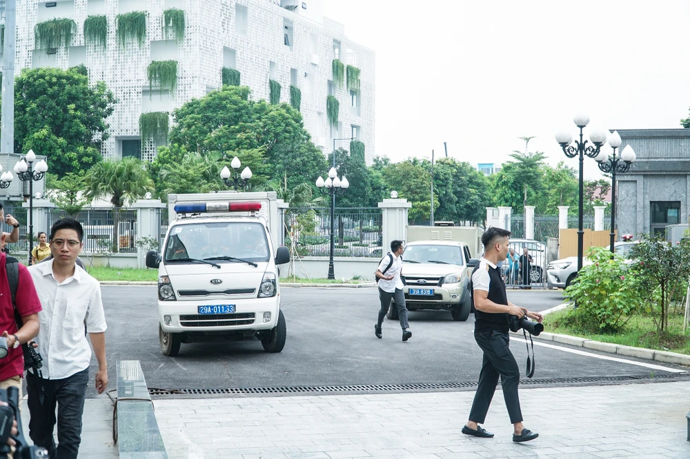 Ngày 25-8, TAND Hà Nội xét xử ông Nguyễn Đức Chung cùng 14 bị cáo trong vụ án nâng khống giá cây xanh. Khoảng 8 giờ sáng, xe chở các bị cáo được đưa tới tòa.