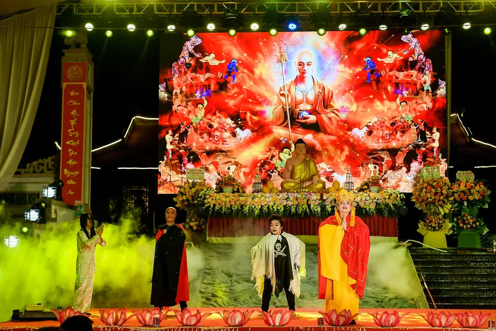 Mở đầu đêm đại lễ là vở diễn kể lại sự tích về bậc đại hiếu Mục Kiền Liên cứu mẹ. Đây là sự tích đẹp trong Phật giáo. Hình tượng Đức Mục Kiền Liên cứu mẹ cũng trở thành nguồn gốc ra đời cho ngày Vu Lan báo hiếu, thể hiện rõ chữ hiếu của người làm con. Mở đầu đêm đại lễ là vở diễn kể lại sự tích về bậc đại hiếu Mục Kiền Liên cứu mẹ. Đây là sự tích đẹp trong Phật giáo. Hình tượng Đức Mục Kiền Liên cứu mẹ cũng trở thành nguồn gốc ra đời cho ngày Vu Lan báo hiếu, thể hiện rõ chữ hiếu của người làm con.