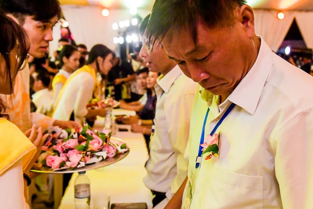 Với những người trẻ thì thời khắc thả đèn hoa đăng cầu mong cho cha mẹ, ông bà và người thân luôn mạnh khỏe, bình an và gặp mọi điều tốt lành được mong đợi hơn cả. Đây là một trong những truyền thống tốt đẹp nhất của người Việt trong mùa Vu Lan báo hiếu mỗi năm. Với những người trẻ thì thời khắc thả đèn hoa đăng cầu mong cho cha mẹ, ông bà và người thân luôn mạnh khỏe, bình an và gặp mọi điều tốt lành được mong đợi hơn cả. Đây là một trong những truyền thống tốt đẹp nhất của người Việt trong mùa Vu Lan báo hiếu mỗi năm.