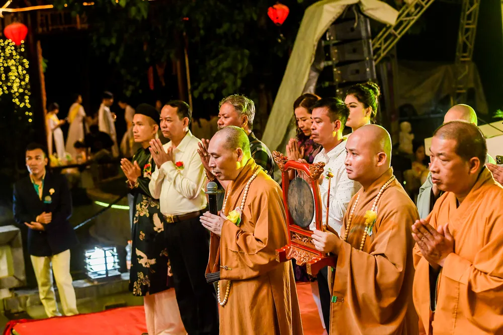 Tất cả đều trang nghiêm thành kính nhớ về tiền nhân của mình, cùng tụng kinh, niệm Phật cầu quốc thái dân an, siêu độ vong linh, gia đình an phúc tại Lễ Vu Lan báo hiếu. Tất cả đều trang nghiêm thành kính nhớ về tiền nhân của mình, cùng tụng kinh, niệm Phật cầu quốc thái dân an, siêu độ vong linh, gia đình an phúc tại Lễ Vu Lan báo hiếu.