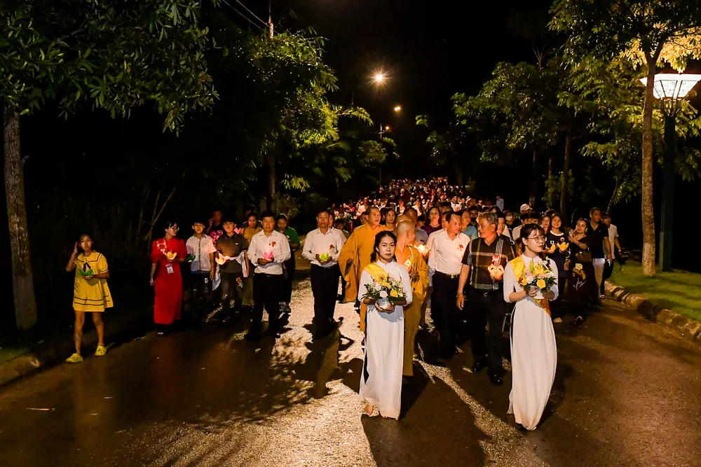 Hàng nghìn người rước đèn hoa đăng đi thả trong đêm đại lễ Vu Lan báo hiếu. Hàng nghìn người rước đèn hoa đăng đi thả trong đêm đại lễ Vu Lan báo hiếu.