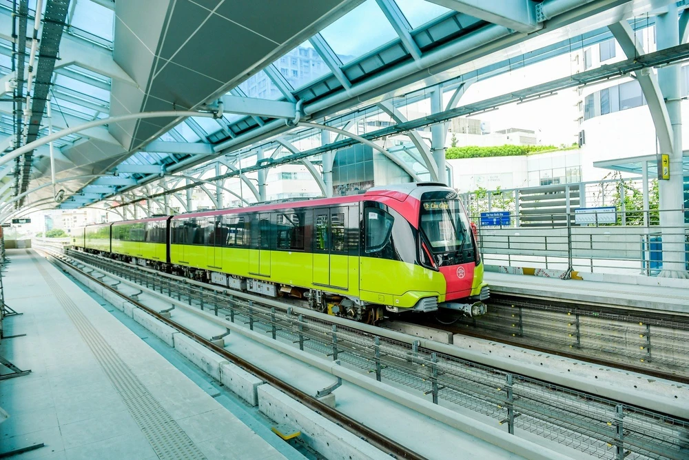 Mỗi nhà ga được thiết kế với 3 tầng: Tầng mặt đất, nơi hành khách bắt đầu tiếp cận các cầu thang để lên trên ga, nơi bố trí máy phát điện dự phòng, hệ thống bơm cấp nước phục vụ sinh hoạt và PCCC.