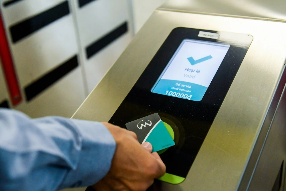 Với hệ thống thu vé tự động AFC, khi đến ga bất kỳ của Tuyến, hành khách có thể chọn mua nhiều loại thẻ/vé. Tiếp đến, hành khách sẽ đi qua cửa kiểm soát được thực hiện bằng hệ thống kiểm soát tự động. Nếu thẻ/vé hợp lệ, cửa sẽ tự động mở cửa để hành khách đi qua. Hành khách đi theo biển chỉ dẫn đúng hướng tàu theo lịch trình và di chuyển lên khu vực đợi tàu. Chú ý giữ lại thẻ/vé để lặp lại các bước soát thẻ/vé một lần nữa tại Ga đến.