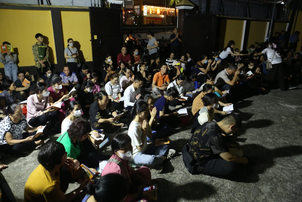 Theo ghi nhận vào tối 29-8, rất đông người đã tới chắp tay cầu nguyện, đọc kinh để tưởng nhớ đến công sinh thành của cha mẹ.