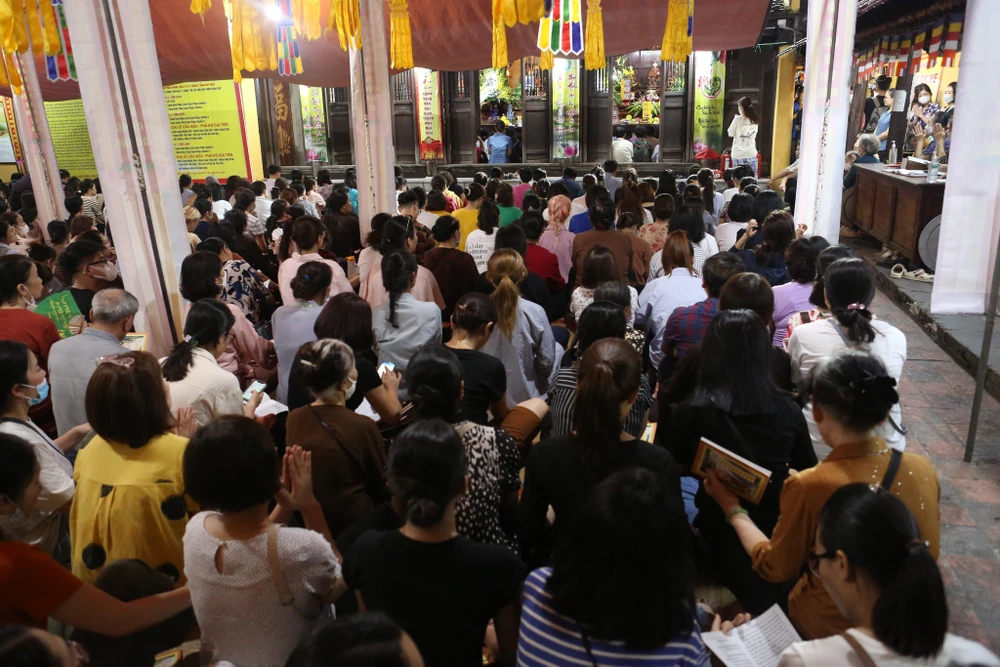 Tối 29-8, tức 14-7 âm lịch, rất đông người dân đã đổ về chùa Phúc Khánh, Hà Nội để tham gia cúng lễ Vu Lan, thành kính hướng về cha mẹ, ông bà, tổ tiên.