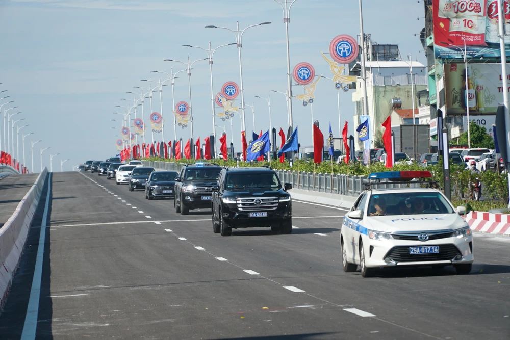 Sau buổi lễ khánh thành, cầu Vĩnh Tuy giai đoạn 2 đã chính thức được thông xe. Ảnh: PHI HÙNG Sau buổi lễ khánh thành, cầu Vĩnh Tuy giai đoạn 2 đã chính thức được thông xe. Ảnh: PHI HÙNG