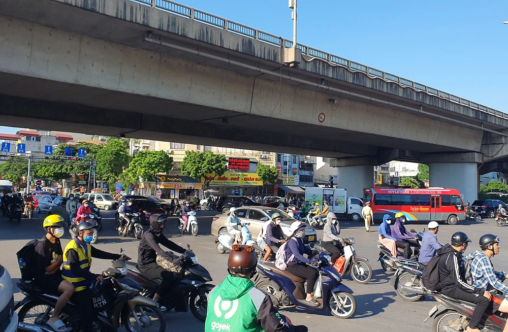 Tại tuyến đường giải phóng, giao thông đi lại cũng khá đông đúc khi ở gần đó có hai bến xe là Giáp Bát và nước ngầm.