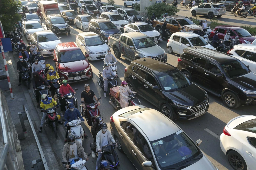 Hình ảnh ghi nhận tại tuyến đường Hồ Tùng Mậu, các hàng phương tiện chen chúc từng chút một