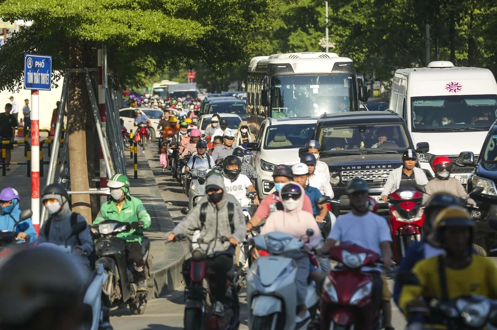 Còn đây là tuyến đường Tôn Thất Thuyết, đoạn hướng về bến xe khách Mỹ đình.