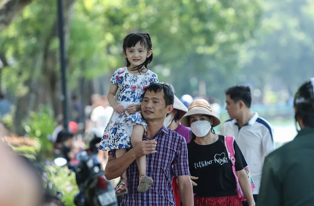 Đây cũng là dịp để nhiều gia đình có dịp sum họp, cùng đi chơi, đi dạo tăng thêm tình cảm trước khi năm học mới bắt đầu.