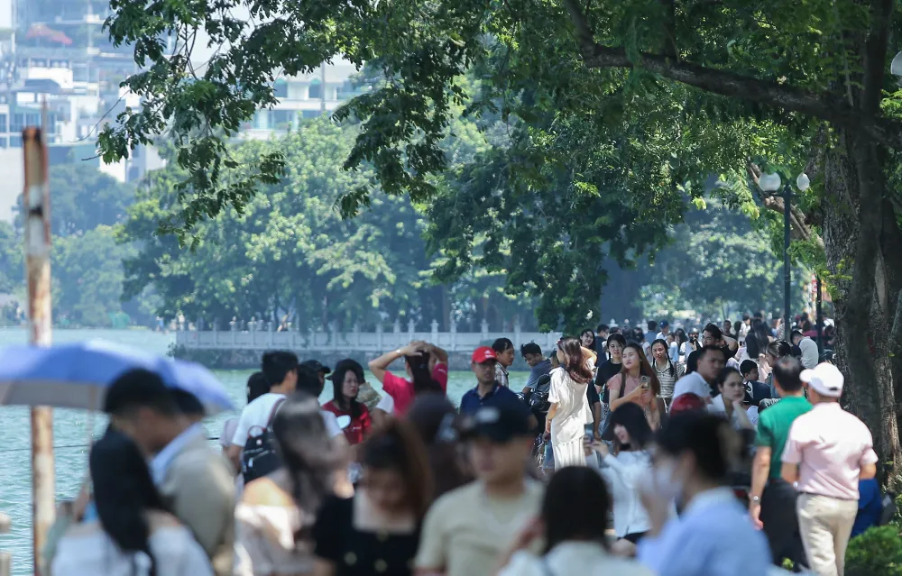 Thay vì về quê và đi chơi xa dịp lễ 2-9, nhiều người đã lựa chọn ngay các điểm vui chơi gần trung tâm Hà Nội để tham quan, chụp ảnh.