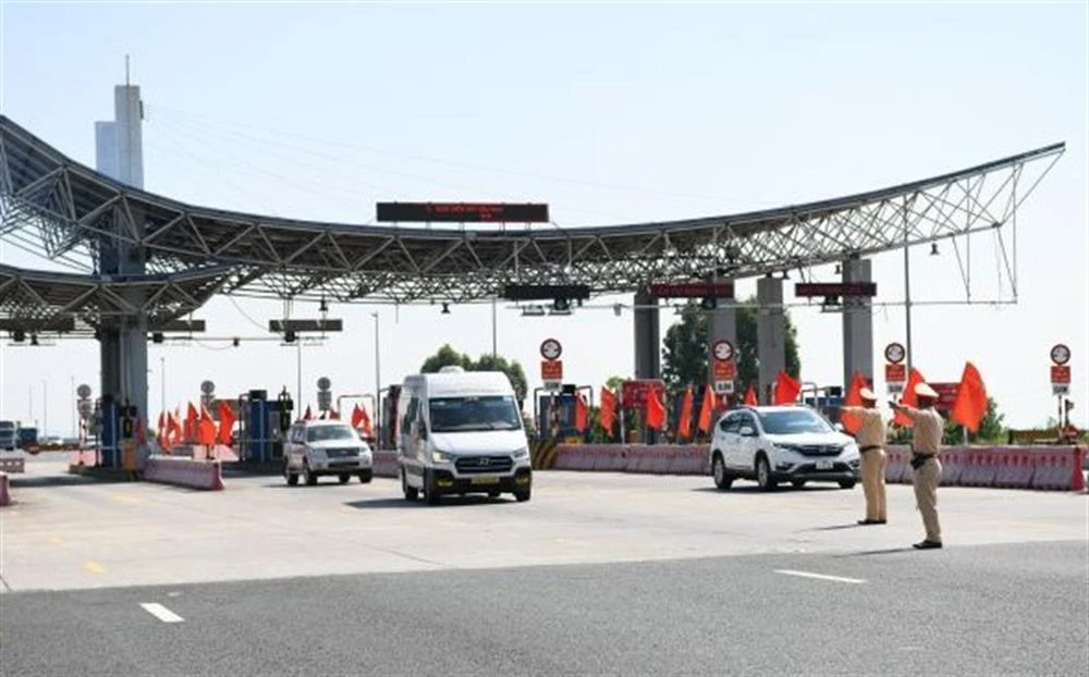 Lực lượng Cảnh sát giao thông kiểm soát phương tiện xe khách. Ảnh: BCA