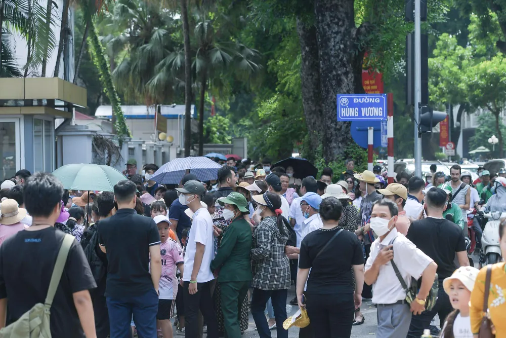 Xung quanh các con phố dọc Lăng Chủ tịch Hồ Chí Minh, nhiều người dân chen chúc để chuẩn bị vào viếng Lăng Chủ tịch Hồ Chí Minh.