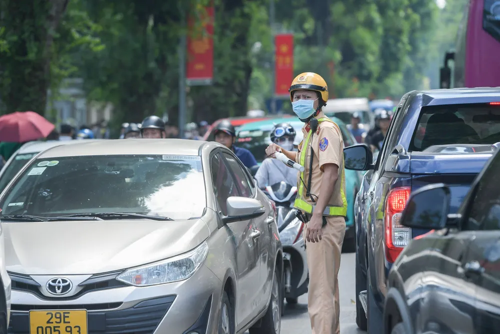 Lực lượng CSGT túc trực hỗ trợ phân luồng, hướng dẫn giao thông.