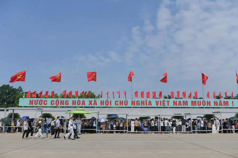 Càng về trưa đoàn người đến thăng Lăng mỗi lúc một đông.